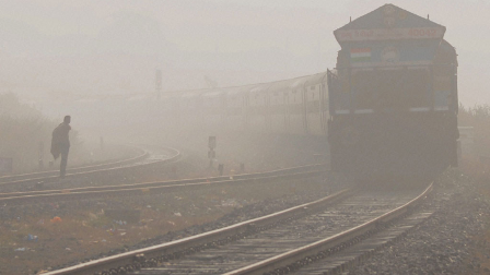 Photo of कोहरे की वजह से 53 ट्रेनें लेट हैं और 3 रद्द