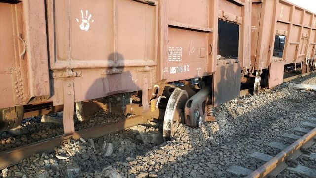 Photo of पालघर जिला के सफाले रेलवे स्टेशन के पास मालगाड़ी के 3 डब्बे पटरी से उतरे .