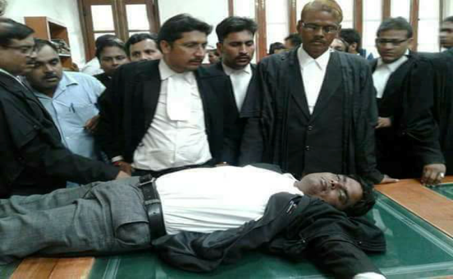 Photo of इलाहबाद हाईकोर्ट के अधिवक्ता एड्वोकेट रघुवेन्द्र यादव की कोर्ट रूम में बहस के दौरान मौत .