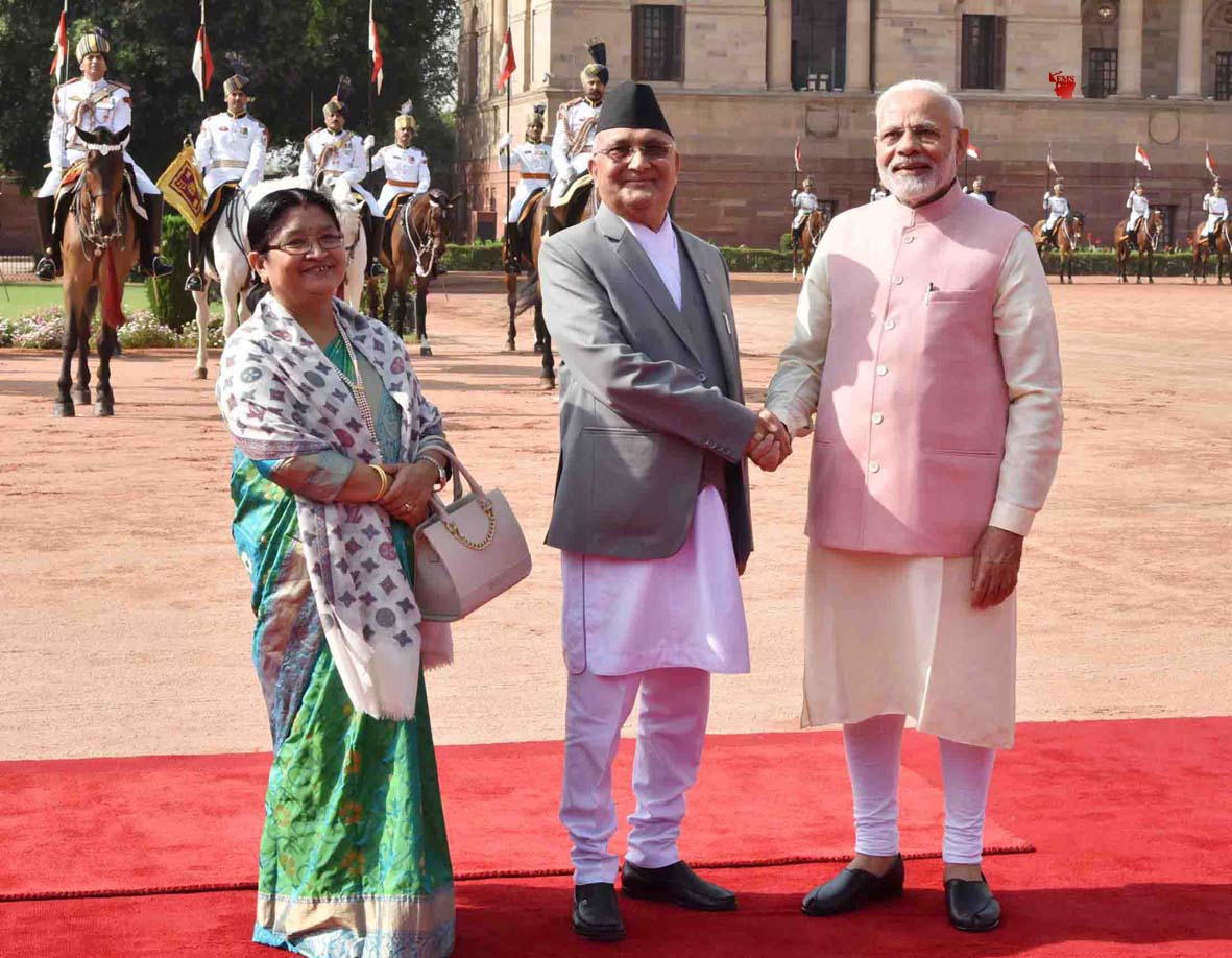 Photo of नेपाल के प्रधानमंत्री के.पी. शर्मा ओली का स्वागत करते प्रधानमंत्री नरेन्द्र मोदी